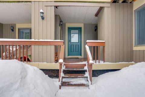 Ski-In/Ski-Out Getaway w/ Deck in Clymer! Apartment in Allegheny River