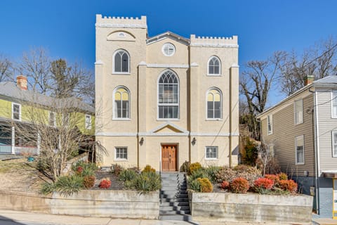 'The Sanctuary' in Historic Dtwn Staunton House in Staunton
