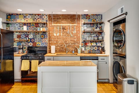 Walk to Bars & Dining: Historic Benton Park Gem Apartment in Saint Louis