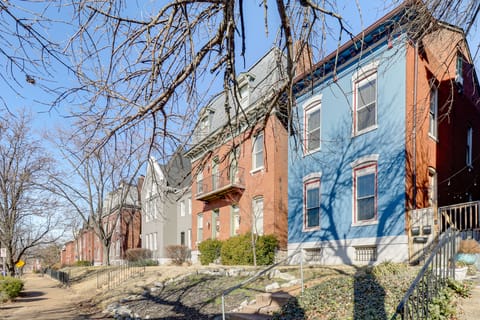Walk to Bars & Dining: Historic Benton Park Gem Apartment in Saint Louis