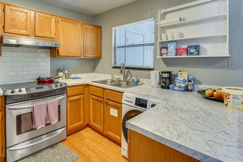 Pool Access! UF + Game Day Base in Gainesville Apartment in Gainesville