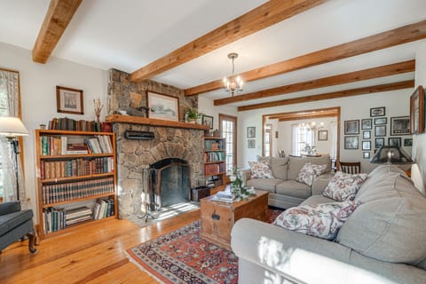 Vintage Home Nestled in the Woods of Smoky Mtns House in Tennessee