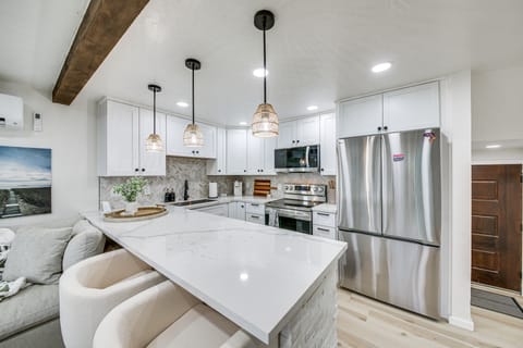 Seasonal Pool & Marina! Condo on Lake Pend Oreille Apartment in Sandpoint