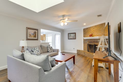 11 Mi to Dtwn Dallas: Charming Home w/ Deck & Yard House in Irving