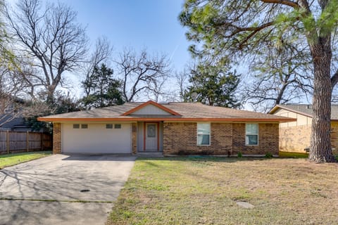 11 Mi to Dtwn Dallas: Charming Home w/ Deck & Yard House in Irving