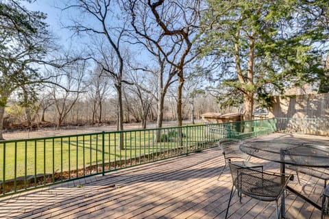 11 Mi to Dtwn Dallas: Charming Home w/ Deck & Yard House in Irving