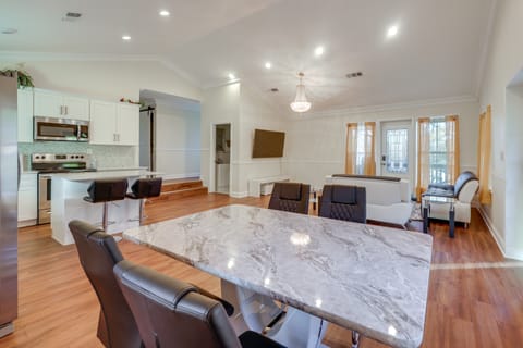 Walk to Avondale Eats & Brews: Urban Getaway Apartment in Birmingham