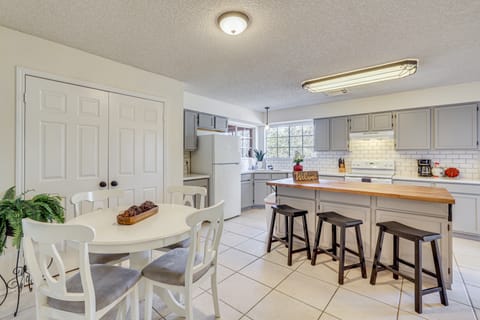 Hill Country Escape: Family Home w/ Outdoor Oasis House in Rio Grande