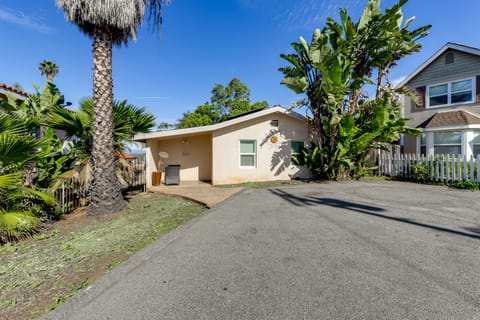 Private Hilltop Getaway w/ Patio: Dogs Welcome! House in Vista