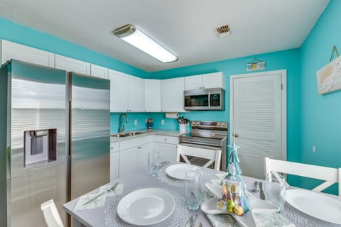 Walk to Beach & Rick Seltzer Park! PCB Getaway Apartment in Lower Grand Lagoon
