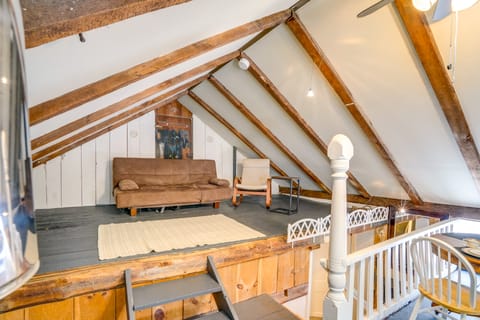 Hike, Fish & Ski: Riverside Barn Loft in Lee Apartment in Lee