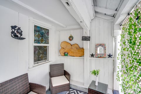 Hike, Fish & Ski: Riverside Barn Loft in Lee Apartment in Lee