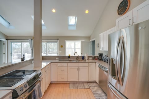 6 Mi to Tanglewood! High-End Lee Apartment Apartment in Lee