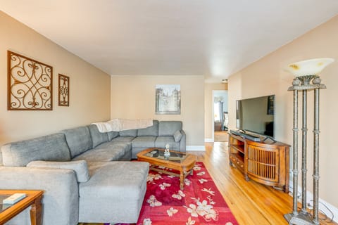 5 Mi to Dtwn Rockford: Pet-Friendly Home w/ Yard! House in Rockford