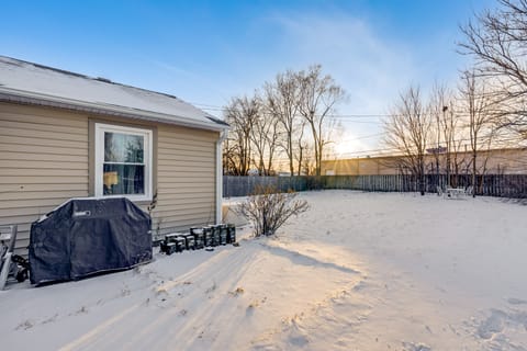 5 Mi to Dtwn Rockford: Pet-Friendly Home w/ Yard! House in Rockford