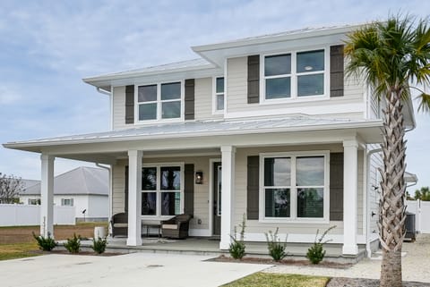 Walk to Beach! 'Ocean's Paradise' w/ Patio House in Mexico Beach