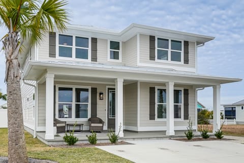 Walk to Beach! 'Ocean's Paradise' w/ Patio House in Mexico Beach