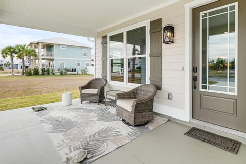 Walk to Beach! 'Ocean's Paradise' w/ Patio House in Mexico Beach