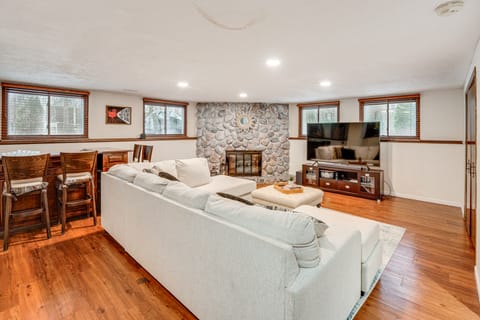 Close to Hospitals & Downtown: Cleveland Home House in Lake Erie