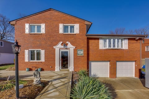 Walk to Park: Family Home in Monroeville! House in Monroeville