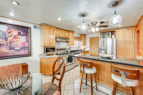 Walk to Park: Family Home in Monroeville! House in Monroeville