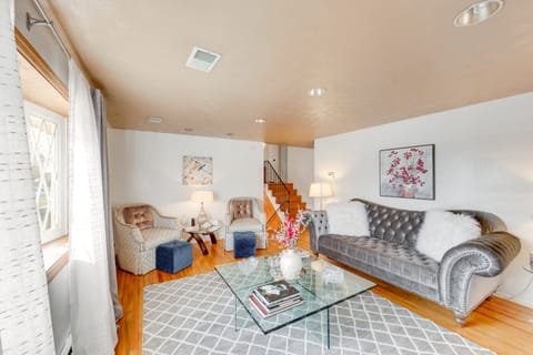 Walk to Park: Family Home in Monroeville! House in Monroeville