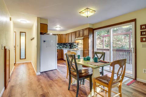 Walk to Mingus Park! Wooded Coos Bay Getaway House in Coos Bay