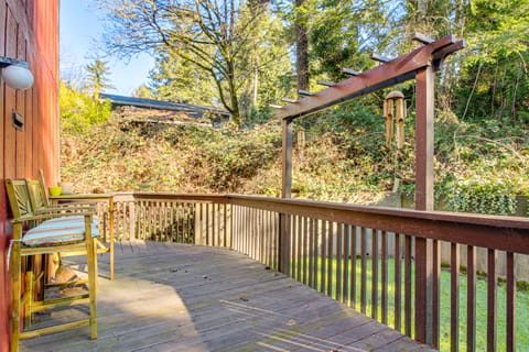 Walk to Mingus Park! Wooded Coos Bay Getaway House in Coos Bay