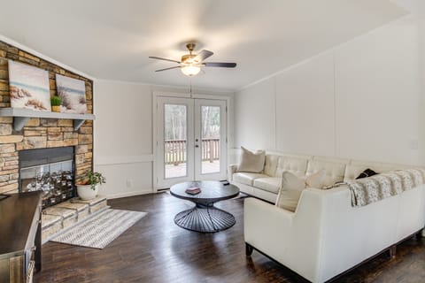 Lakeside Retreat w/ Yard: Quiet Mississippi Cabin House in Mississippi