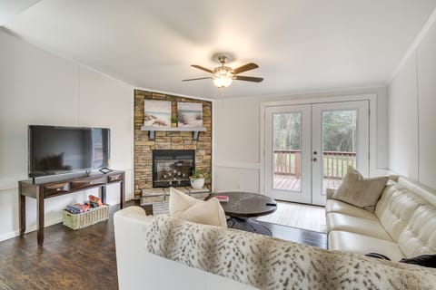 Lakeside Retreat w/ Yard: Quiet Mississippi Cabin House in Mississippi