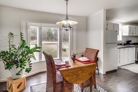 Lakeside Retreat w/ Yard: Quiet Mississippi Cabin House in Mississippi