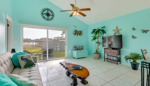 Bright Lakefront Sanford Home w/ Community Pool House in Sanford