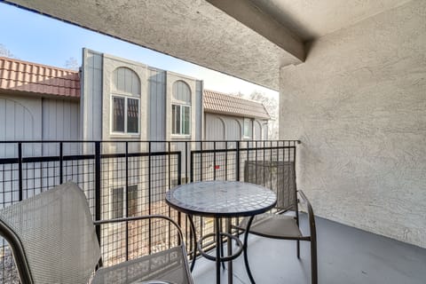 Shop, Hike & Sip Wine: Pleasanton Gem w/ Balcony! Apartment in Pleasanton