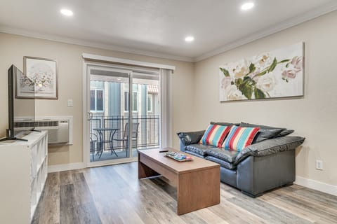 Shop, Hike & Sip Wine: Pleasanton Gem w/ Balcony! Apartment in Pleasanton