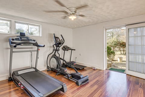 Work & Play in Alexandria! DMV Commuter Base Apartment in Lincolnia