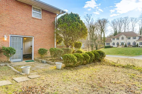 Work & Play in Alexandria! DMV Commuter Base Apartment in Lincolnia