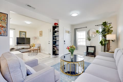 Chic Modern Apt w/ Free Parking Near Dtwn Detroit Apartment in Hamtramck