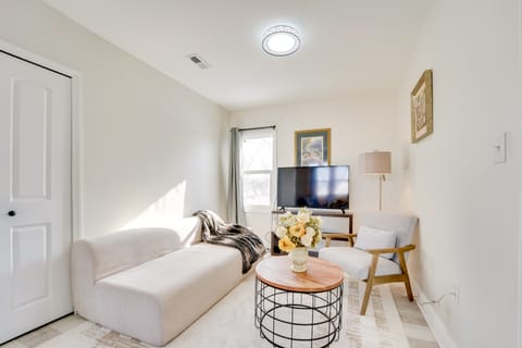 Chic Modern Apt w/ Free Parking Near Dtwn Detroit Apartment in Hamtramck