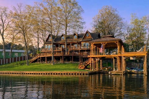 2-Tier Dock w/ Lift! Jordan Lake Family Retreat House in Alabama