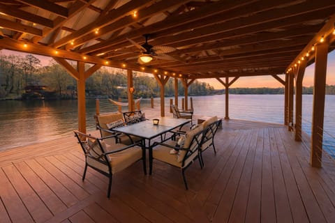 2-Tier Dock w/ Lift! Jordan Lake Family Retreat House in Alabama