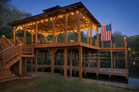 2-Tier Dock w/ Lift! Jordan Lake Family Retreat House in Alabama