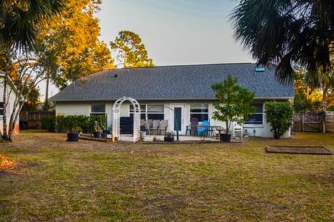8 Mi to Flagler Beach! Family Getaway w/ Yard House in Palm Coast