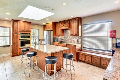 8 Mi to Flagler Beach! Family Getaway w/ Yard House in Palm Coast