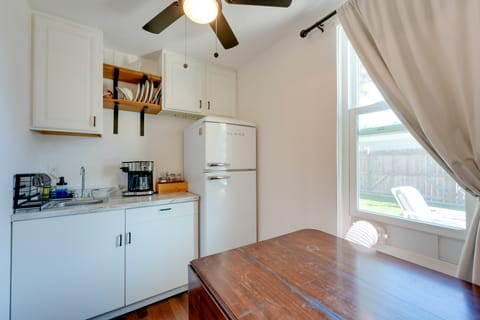 6 Mi to Honeymoon Island: Studio w/ Pool Access Apartment in Palm Harbor