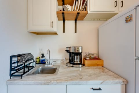 6 Mi to Honeymoon Island: Studio w/ Pool Access Apartment in Palm Harbor