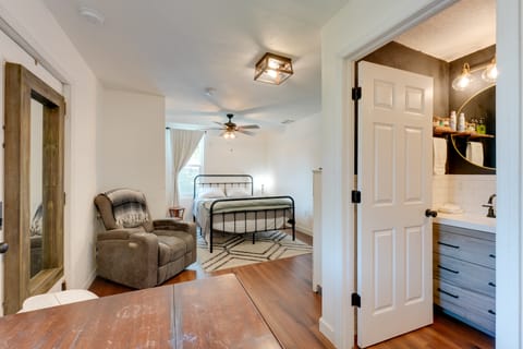 6 Mi to Honeymoon Island: Studio w/ Pool Access Apartment in Palm Harbor