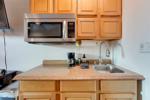 Near Fishing: Palm Harbor Studio w/ Pool Access! Apartment in Palm Harbor