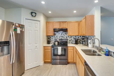 8 Mi to Flagler Beach! Family-Friendly Getaway House in Palm Coast