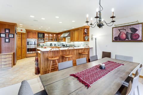 3 Mi to Vail Village: Classic Estate w/ Hot Tub! House in Vail