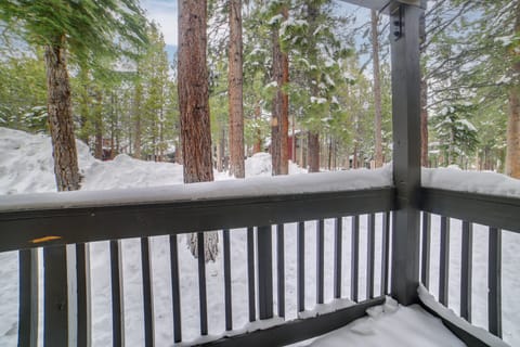 1 Mi to Village & Eagle Lodge: Condo w/ Fireplace Apartment in Mammoth Lakes